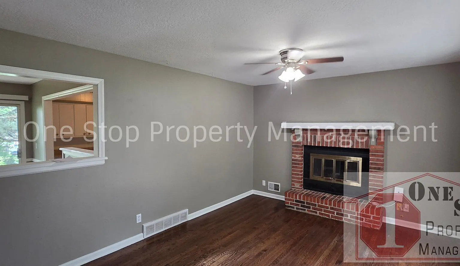 Beautiful 3 Bedroom/ 1.5 Bathroom Home in Kansas City — Photo 3