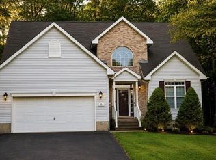 6 Deerfield Dr, Mount Pocono, PA 18344