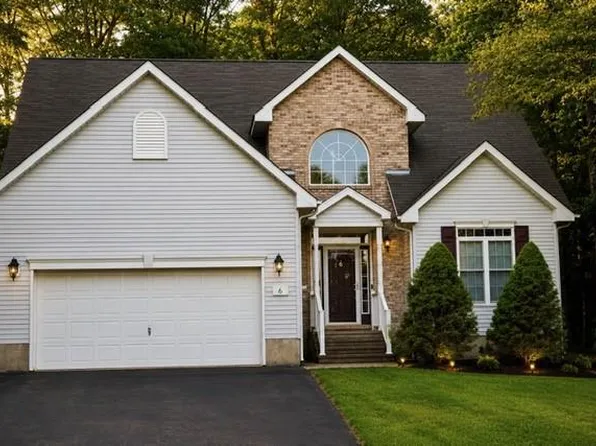 6 Deerfield Dr, Mount Pocono, PA 18344