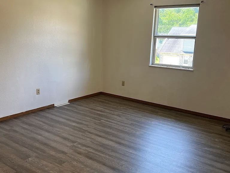 1022 Village Ln — Photo 7