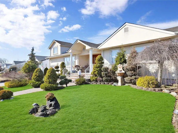 748 Plato Street, Franklin Square, NY 11010