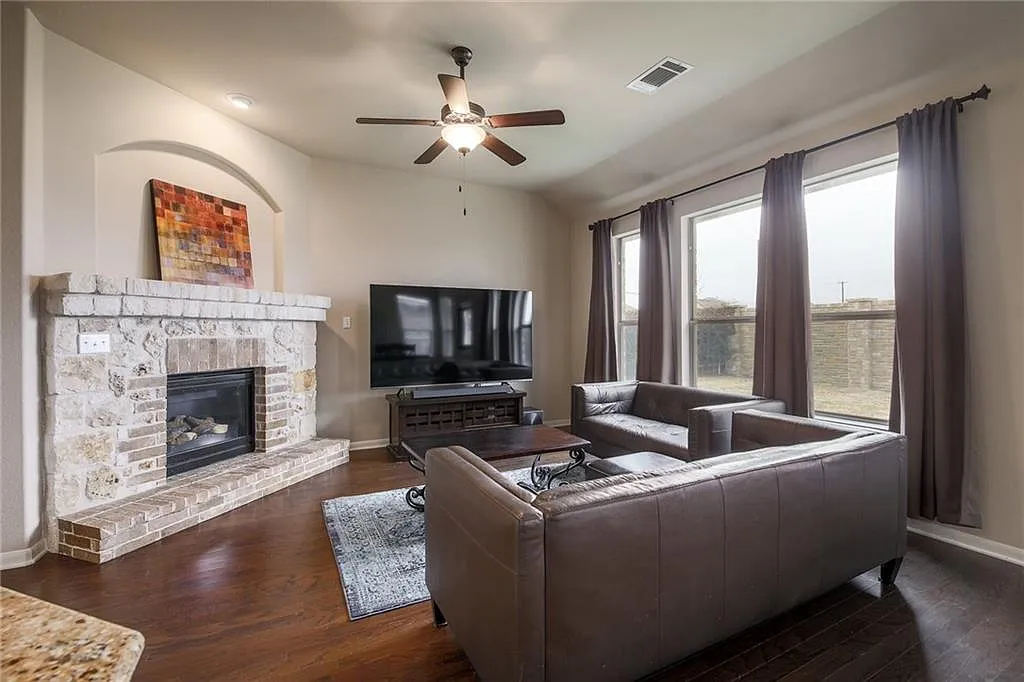 3 bed, 1704 sqft, $2,600 — Photo 4