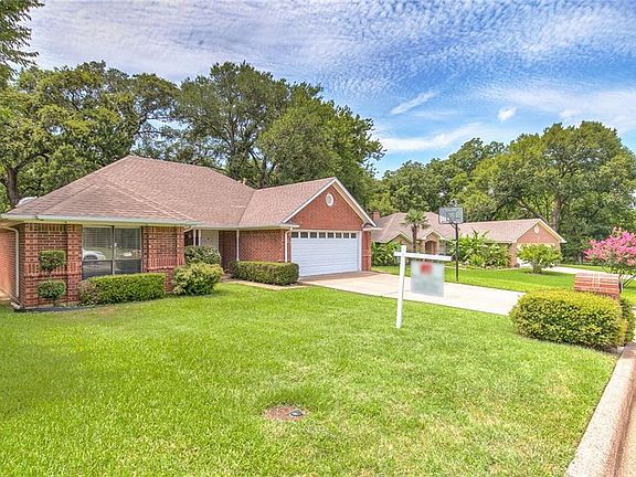 4th image of 223 Camelot Dr