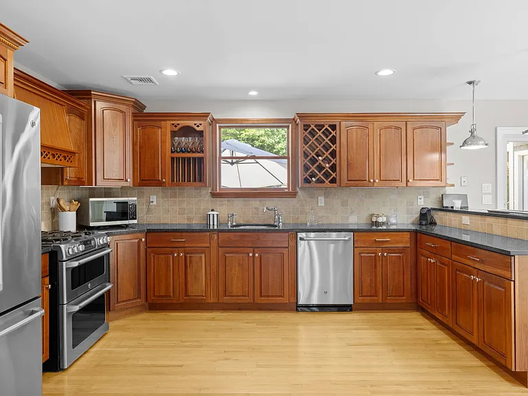 340 N Magee St — Photo 10