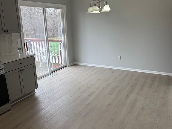 5th image of 70 Parkmeadow Dr