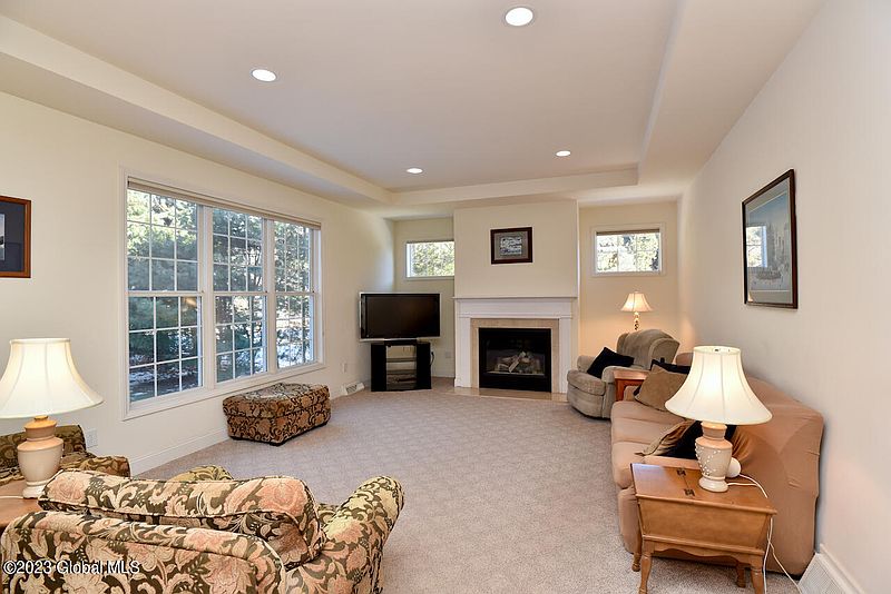 5th image of 20 Sweetbriar Drive