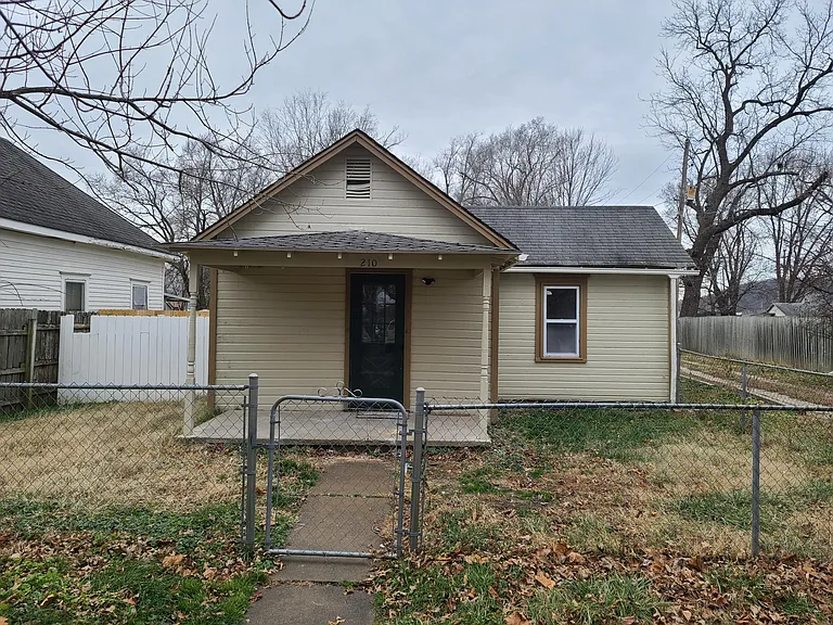 210 S 6th St — Photo 1