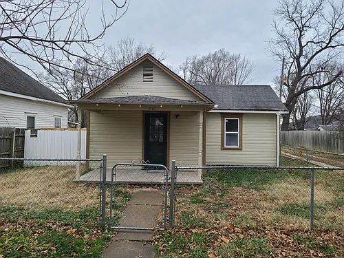210 S 6th St Photo 1