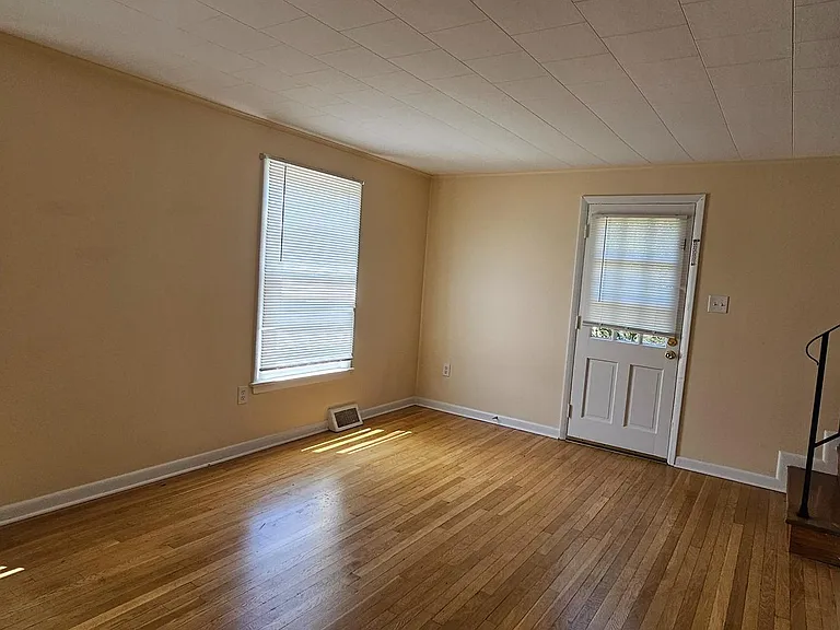 220 E Whitlock Ave — Photo 5