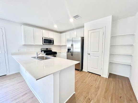 3rd image of 1504 Las Cuevas Dr