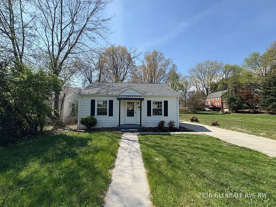 Charming 2 Bedroom Home in Northwest Roanoke Move-In Ready Soon! — Photo 1