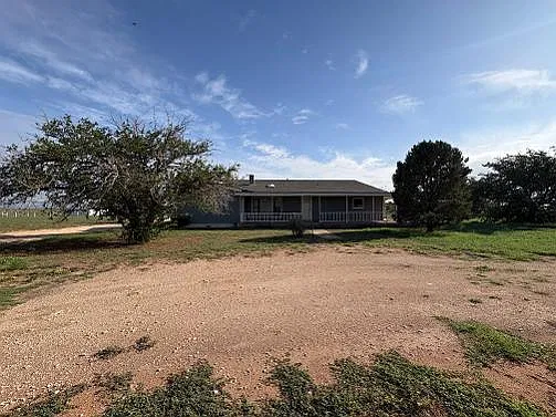 3 bed, 2.0 bath, 2880 sqft, $2,500 — Photo 2
