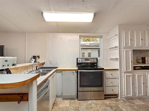 5th image of 187 Lake Creek Dr