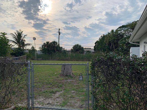 Large Fenced Yard