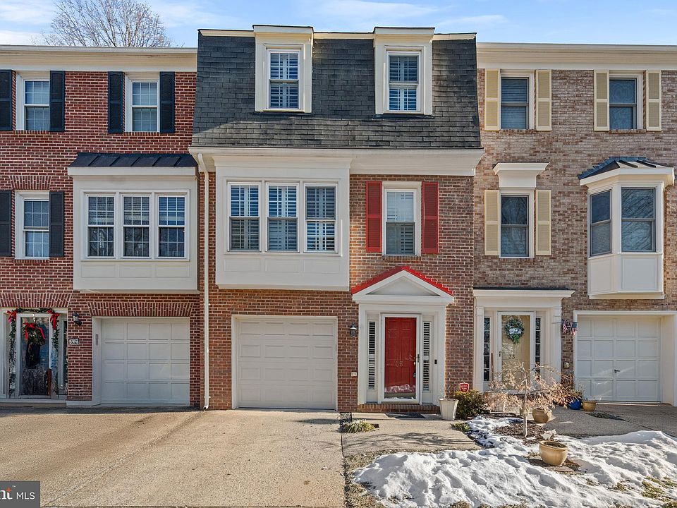 1st image of 35 Carriage House Cir