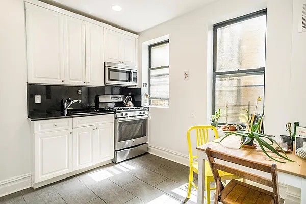 Rented by Century 21 Metropolitan | media 2