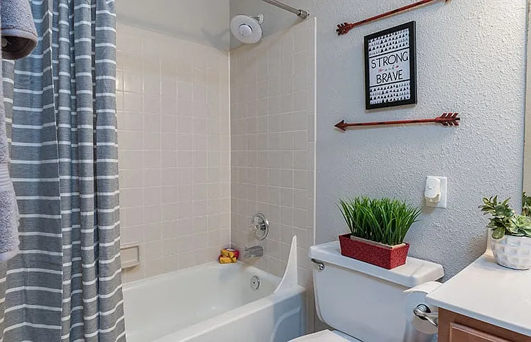 Broadmoor Apartments — Photo 20