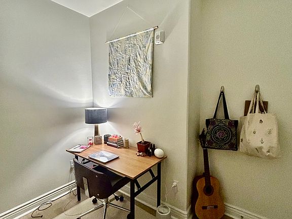 Bedroom for rent desk area