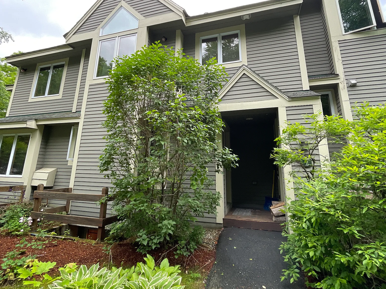 4 bed, 3.5 bath, 2170 sqft, $3,300 — Photo 2