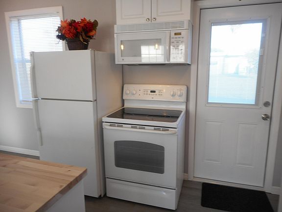 3rd image of 2352 Picnic St