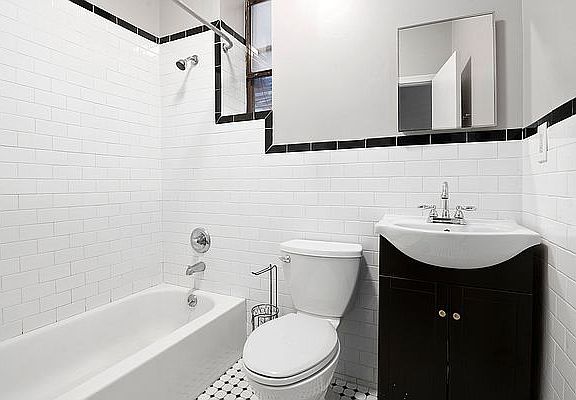 4th image of 481 Montgomery St #1