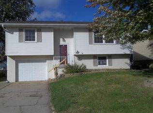 1211 Rolling Meadows Rd, Marshalltown, IA 50158