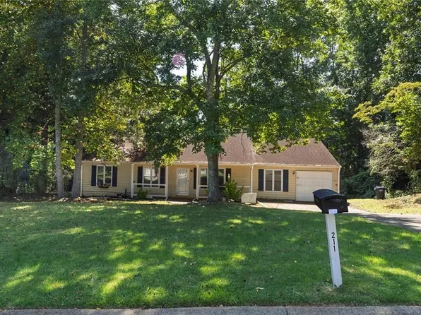 211 Windcrest Ct, Woodstock, GA 30188