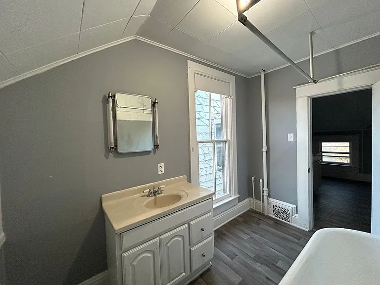 323 Sherman St — Photo 4