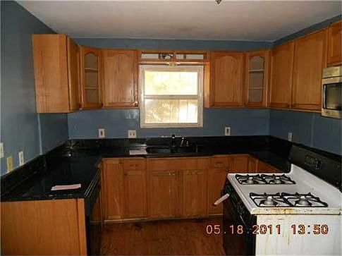 3rd image of 493 Graves Ave