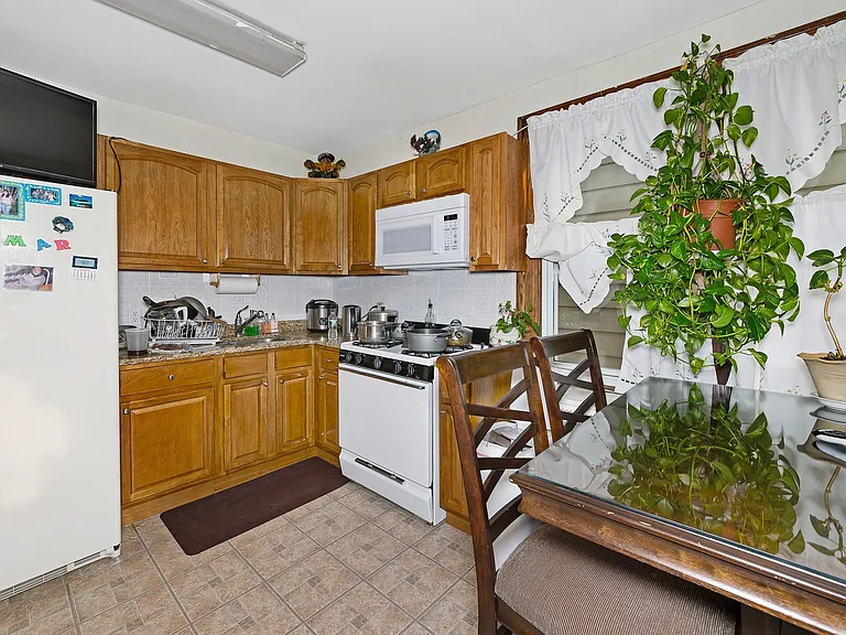 35 McKinley Ave — Photo 8