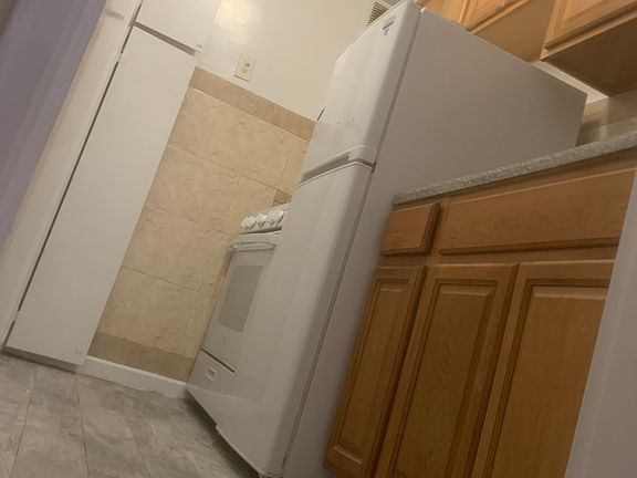 4th image of 140-18 Burden Cres #2Z