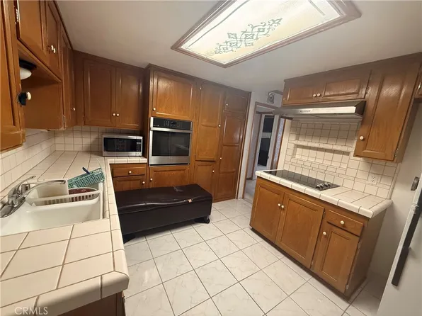 16608 Oakville St, Fontana, CA 92336