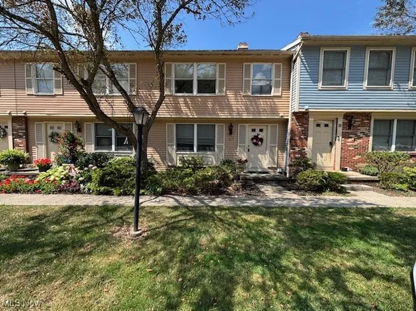 67 Quaker Ridge Dr, Akron, OH 44313