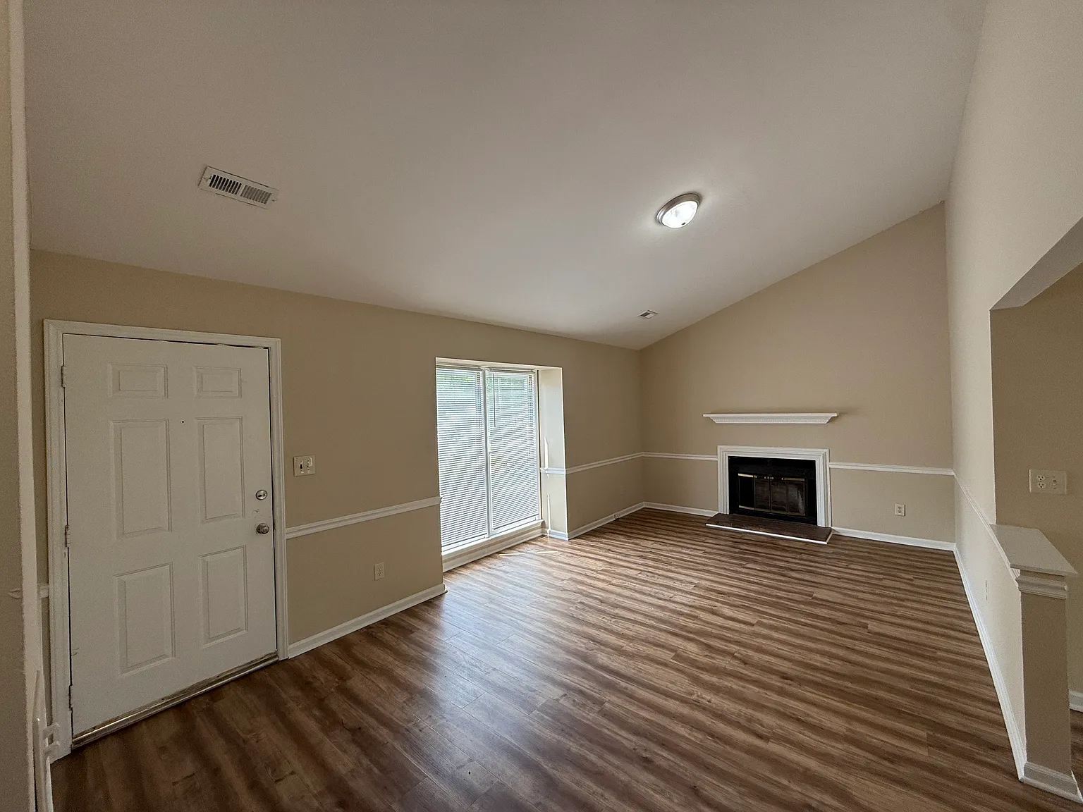 2 bed, 1050 sqft, $1,250 — Photo 2