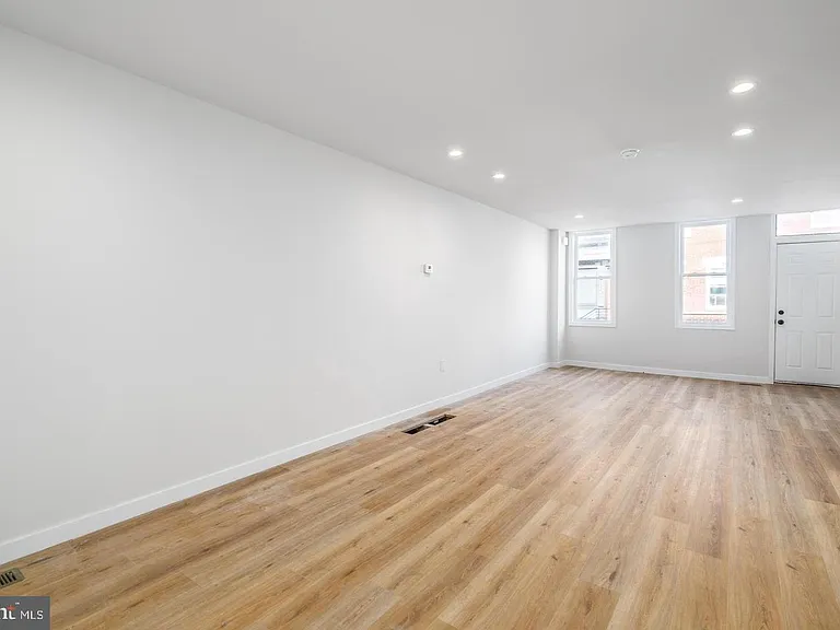 438 Dudley St — Photo 4