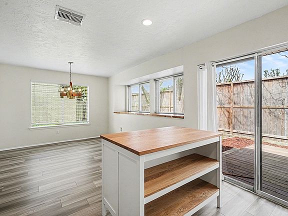 3rd image of 1723 Linfield Way