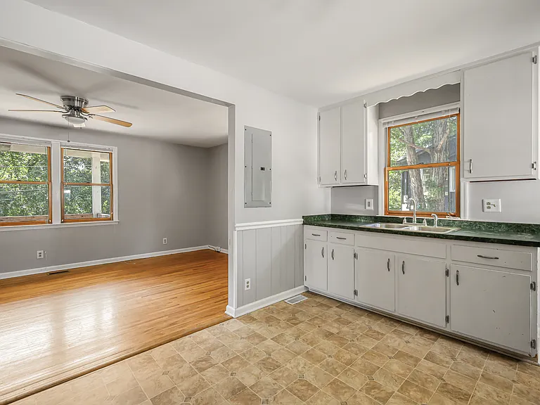 320 Oak St — Photo 10