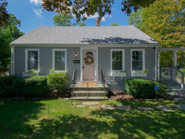 17 Rosedale Ct, Middletown, RI 02842