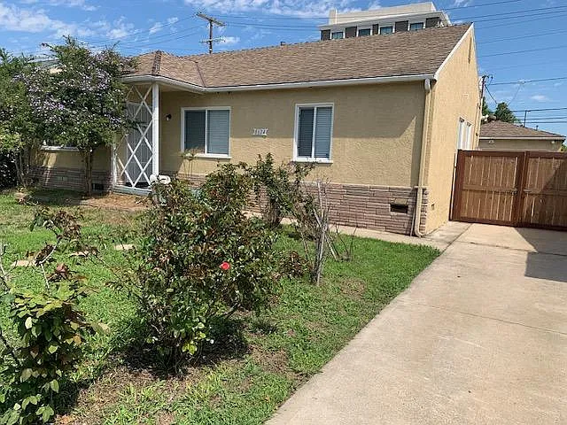 4 bed, 1270 sqft, $4,595 — Photo 2