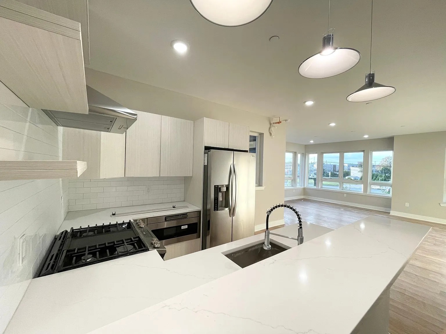 1 bed, 900 sqft, $2,200 — Photo 1