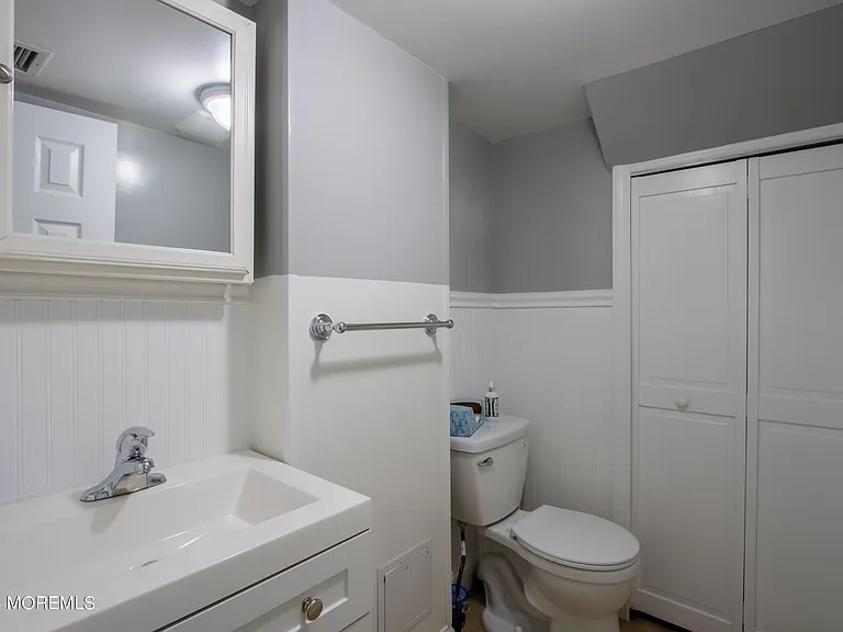 32 Howland Ave — Photo 8