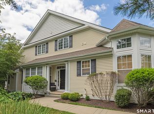 10 Dogwood Ct #10, Middlebury, CT 06762