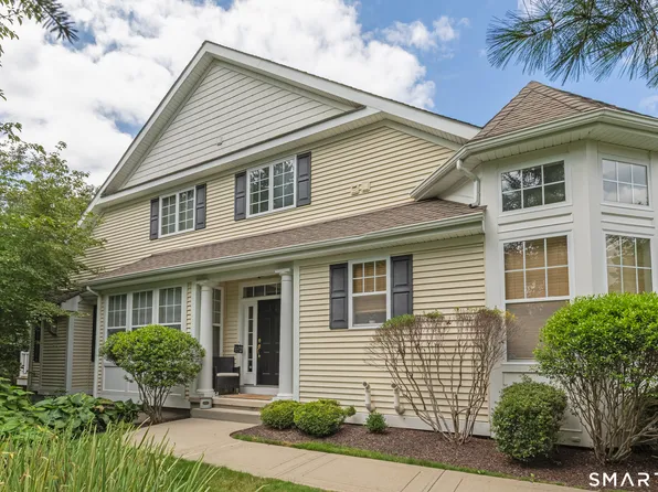 10 Dogwood Ct #10, Middlebury, CT 06762