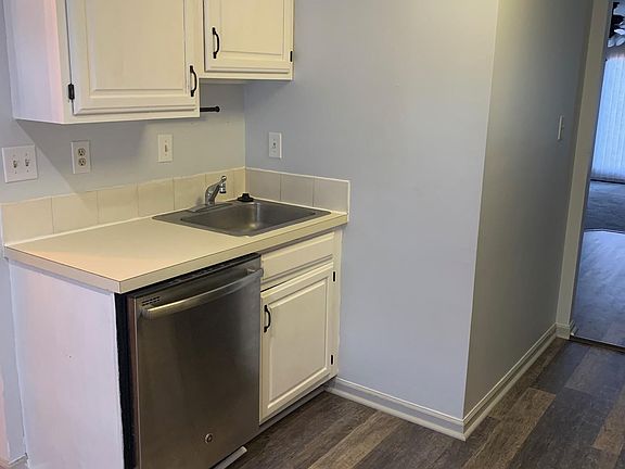4th image of 605 Pinebrooke Cir