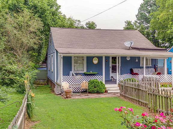 If you have small animals or kids they will have plenty of room to play in this fenced in front yard.