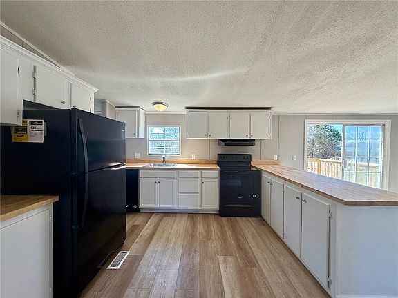 3rd image of 215 Green Meadows Dr