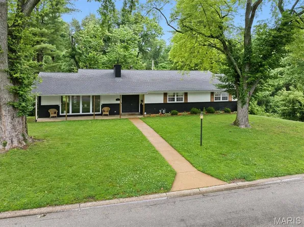 101 E Fairway Dr, Belleville, IL 62223