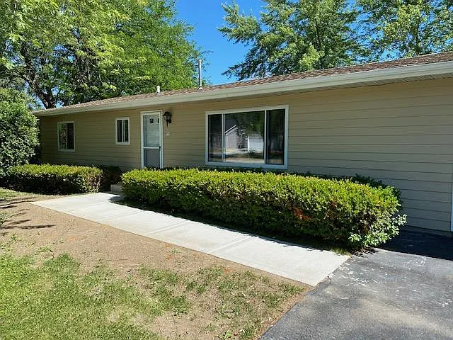 725 Country Ln — Photo 2