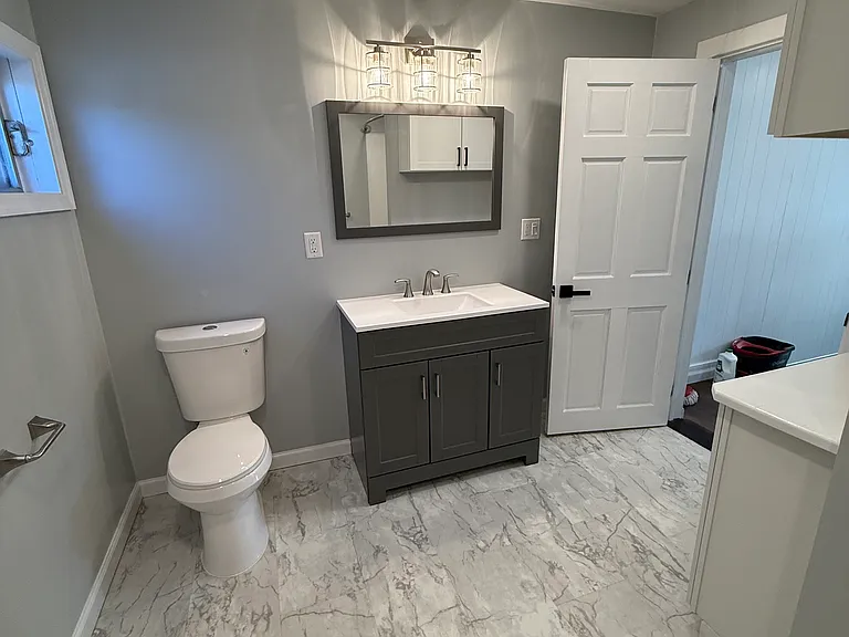 Upstairs Full Bathroom