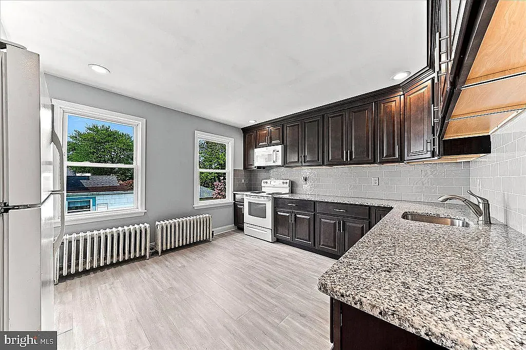 Renovated 1BR/1BA Apartment with Granite Kitchen & In-Unit Laundry — Photo 2